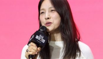 가수 이효리, 부친상... 남편 이상순과 함께 빈소 지켜