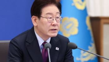 李 "오목 좀 둔다고 훈수하는 분들...판에 엎어지시면 안 돼"