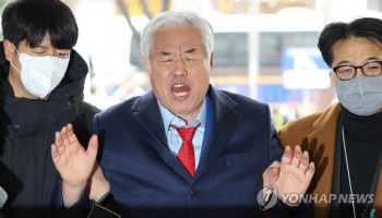 '코로나 불법집회' 전광훈 항소심 첫 재판 불출석…변론 분리