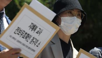 '성폭력 공익제보' 지혜복 교사, 서울교육청 고공농성 중 경찰 연행