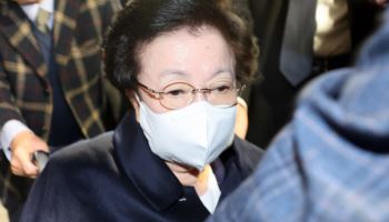 [속보]특검, 김건희에 '금거북이 청탁' 이배용 징역 1년 구형