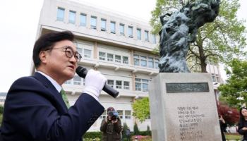 국회의장, 부마항쟁 고리로 野 설득 총력…개헌 이탈표 확보 총력