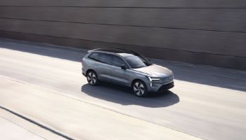 “타면 탈수록 진화”…볼보 EX90, 전기 SUV 신흥 강자로