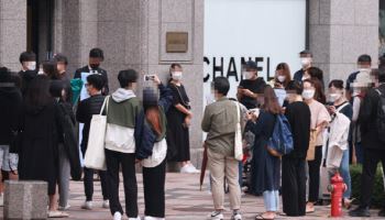 과시적 소비 성향, 탄탄한 리셀 수요…'에루샤', 한국서 실적 채웠다