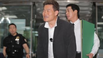 "실형 확정된 조국도 불구속, 나는 왜"…'구속기로' 전한길, 법원 출석