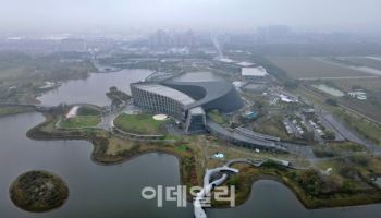 문명과 자연, 궁정과 불교…수묵화처럼 펼쳐진 서사의 교차로
