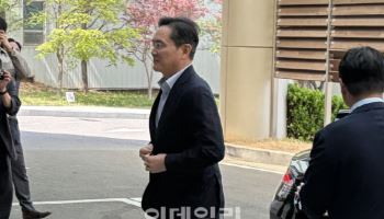이재용 삼성전자 회장 출국…李 대통령 인도·베트남 순방 동행