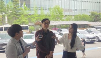 '10대 성폭행 무혐의 처분' 경찰 고발한 시민단체, 고발인 조사 출석
