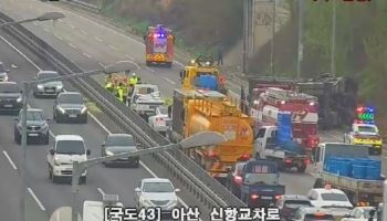25톤 트럭 전도 사고, 음식물 쓰레기 쏟아져 정체