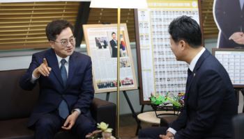 한 달 만에 돌아온 김동연, 첫 발걸음이 향한 곳은