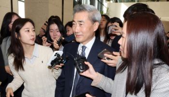 신현송 한은 총재 첫 출근길 “취임식 때 뵙겠습니다”