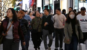 연휴 앞두고 중국→일본행 싹 끊겼다…야스쿠니 봉납 ‘부채질’