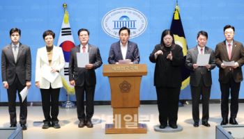 뛰는 민주당 VS 선수도 없는 국힘...경기 자체 선대위 발족