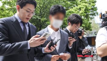 '수사무마 의혹' 현직 경찰관 구속영장 기각…인플루언서 남편은 구속
