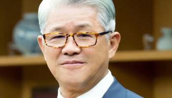 최신원 SK네트웍스 명예회장, 무보수 결정