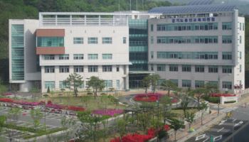 "학부모 칭찬이 교권 보호?"…사연공모전에 교사들 반발