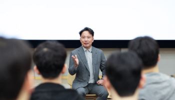 신입사원 만난 택진이형 "AI 시대엔 통찰력…재밌는 게임 만들어주길”