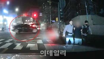 만취 상태로 사거리 역주행한 후 경찰관도 때린 60대