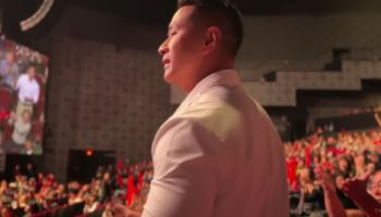 유승준, 태진아 美콘서트 현장 깜짝 등장…관객 응원에 눈물
