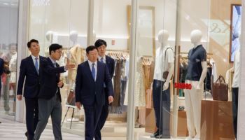 베트남 간 신동빈 롯데 회장…"신사업 개척 힘써달라"