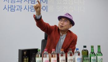 "술도 맛있게”…990원 소주 꺼낸 ‘괴짜 회장’ 조웅래의 실험