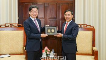 이억원, 인도·베트남서 금융외교…QR결제·은행진출 성과