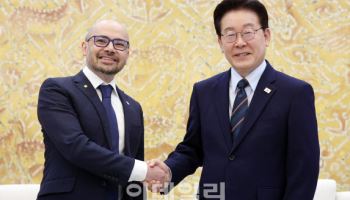 '알파고 아빠' 만난 李대통령…안전한 AI활용에 '공감'