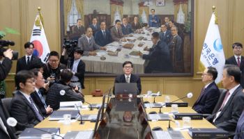 한은 금통위, 기준금리 7연속 동결… “중동 전쟁 파급력, 일단 지켜봐야”