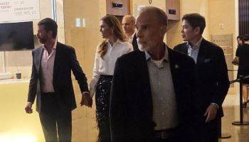 “MAGA 모자 사인까지”…트럼프 주니어, 정용진과 재회