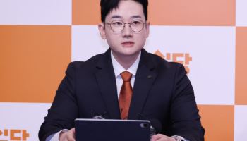 정이한 부산시장 후보에 음료 던진 30대…구속영장 기각