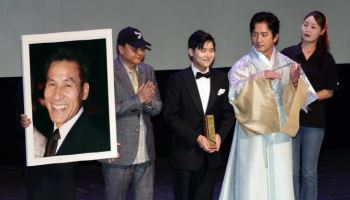 “아버지 턱시도 입고”… 안성기 아들, 전주영화제서 공로상 대리 수상