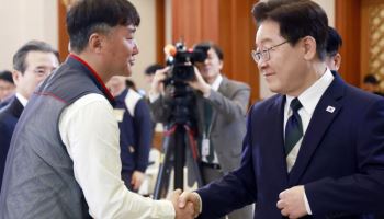 민주노총, 정부 노동절 행사 참석…양대노총 한자리에