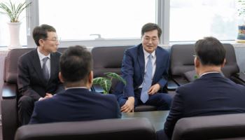 정쟁에 발목잡힌 추경, 혼자 애타는 김동연