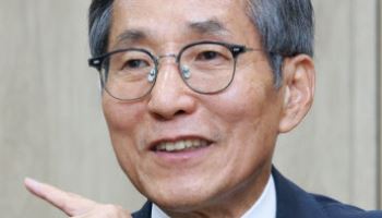 윤종규 전 회장 "KB리딩금융 비결은 직원들 의견 피드백"