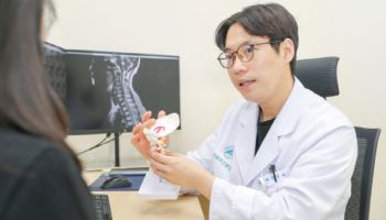 걷기 불편한 부모님, 무릎 아닌 ‘경추’ 문제일 수 있다
