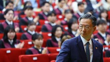 신임 검사 만난 법무장관…"일부 검사 권한 오남용…위기, 기회로"