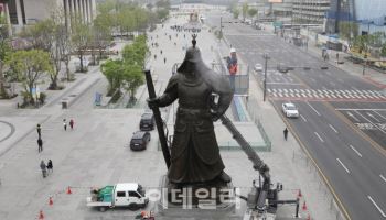 "국정원 직원이 괴롭혀" 주장…광화문 이순신 동상 훼손 시도 40대 검거