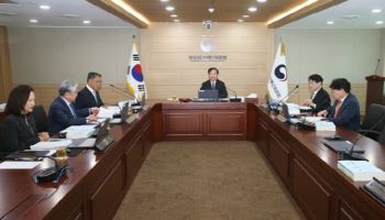 방미통위, 방송법 후속조치 놓고 격론..."절차적 정당성 중요" vs "단체주의"