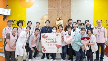 국제성모병원, 어버이날 맞아 호스피스 환자에 카네이션 선물