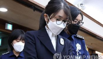 김건희, '명품시계 수수 의혹' 재판서 또 '묵묵부답'