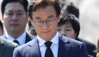 "압수수색에서 책잡히면 안돼"…전재수 보좌진, 망치로 PC 내려쳤다