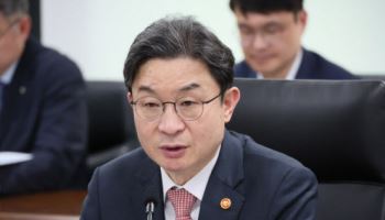 "성장가능성 읽는 금융으로"…이억원 금융위원장, AI 기업 연구시설 방문