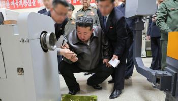 총·포탄 생산공장 방문한 김정은…"생산 효율성 높여야"