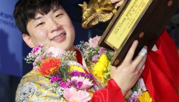 '절대강자' 김무호, 또 한라장사 등극...통산 12번째 황소 트로피