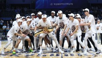 KCC, 정규리그 6위 첫 챔프전 우승… ‘슈퍼팀’은 봄에 완성됐다