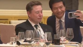 "머스크는 못 참지"…함께 셀카 찍은 샤오미 회장