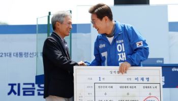 李, 은사에 “선생님 정말 고맙습니다”…안동서 스승·동문과 오찬