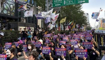 "강남역은 여전한 현실"…강남역 살인사건 10주기, 시민들 거리에 누웠다