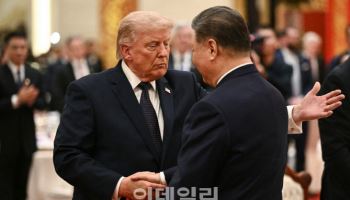 “중국서 받은 물품 전부 폐기”…트럼프, 귀국전 ‘보안 차단’ 총력
