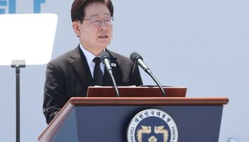5·18 기념식 후 남광주시장 방문한 李, 민생 점검·상인 격려